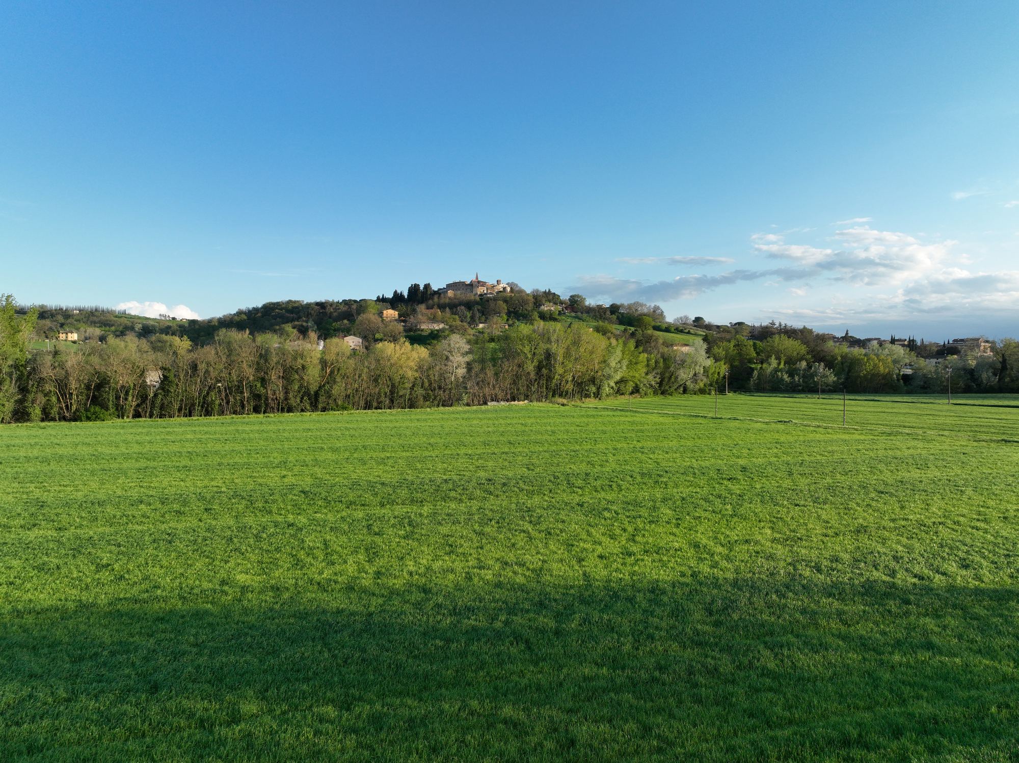 Il borgo di Collazzone visto dall'alto al tramonto